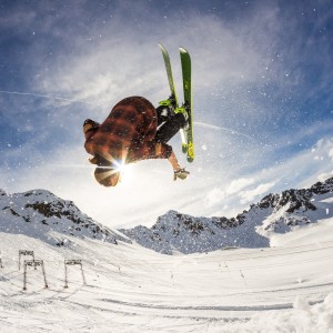 爱游戏娱乐-“高速飘逸”——车手漂移技巧大公开，高速漂移视频