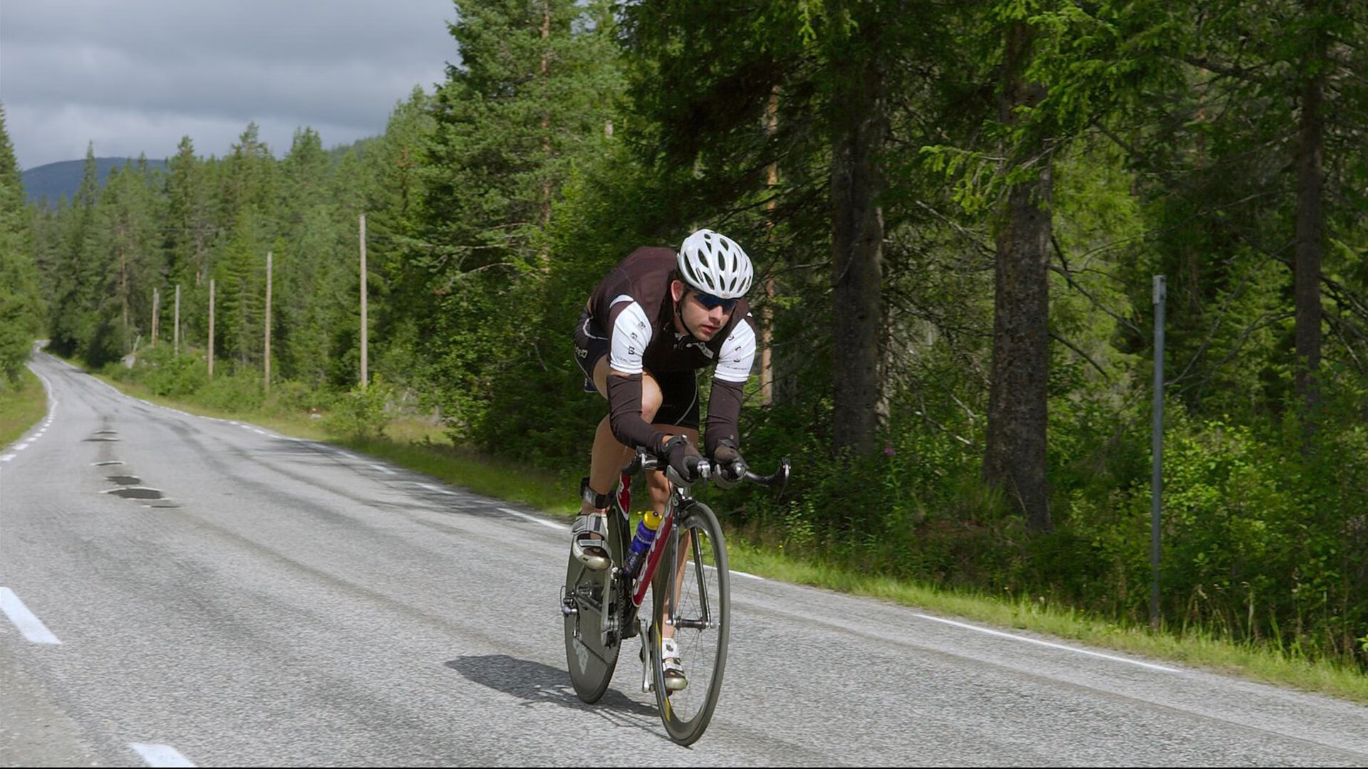 “沙漠狂潮：极限荒野的速度战歌”，沙漠疯狂越野